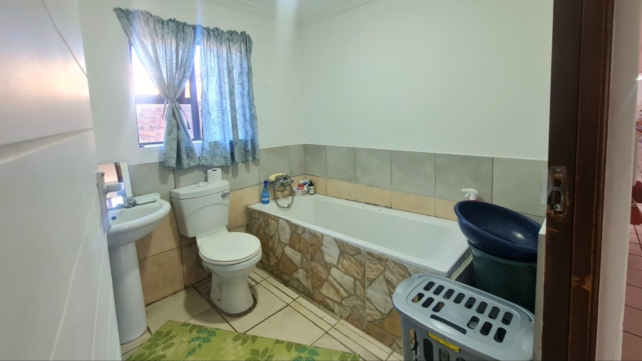 5 Bedroom Property for Sale in Hornlee East Western Cape